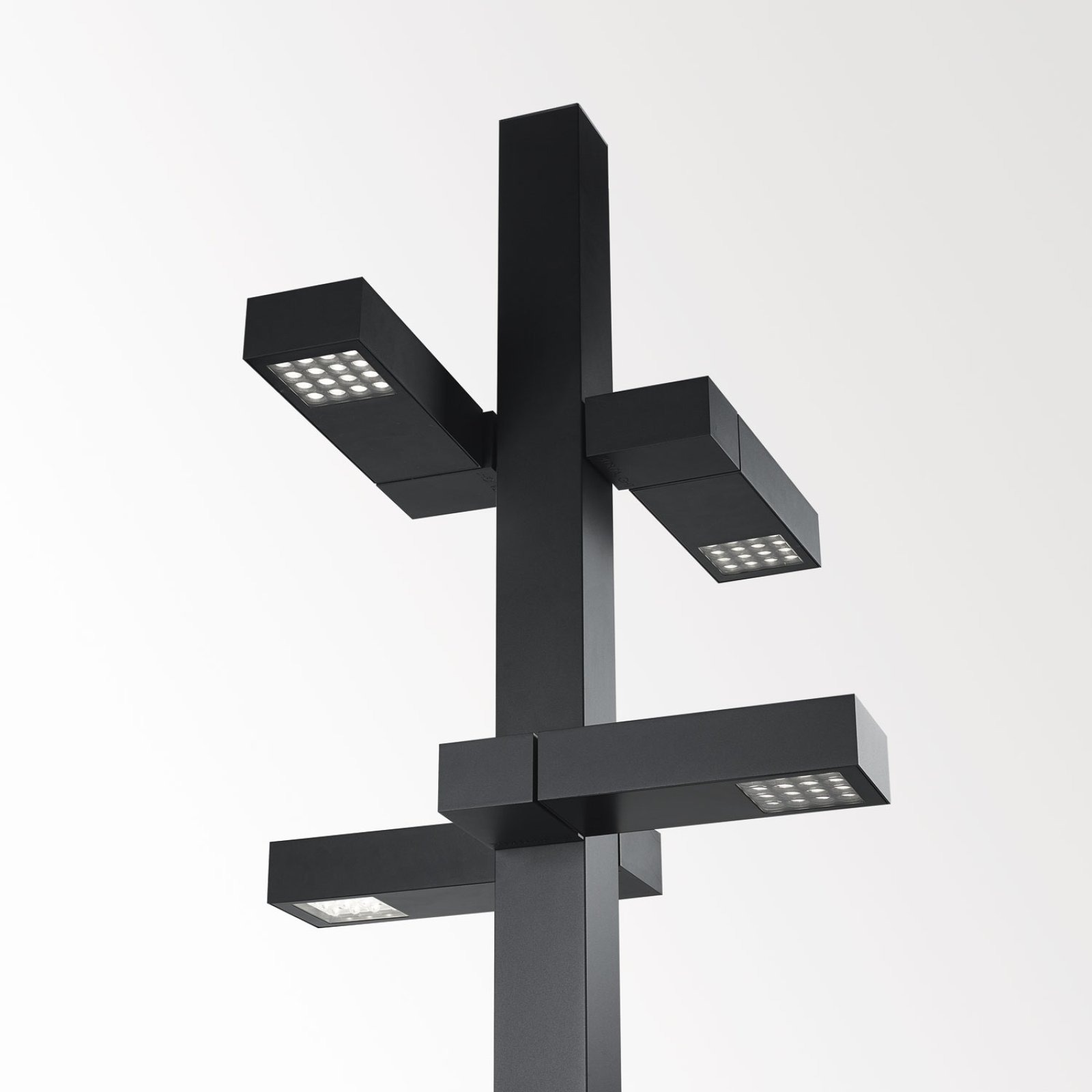 POLESANO 4M - 4 ANCHORED Pole Delta Light 3